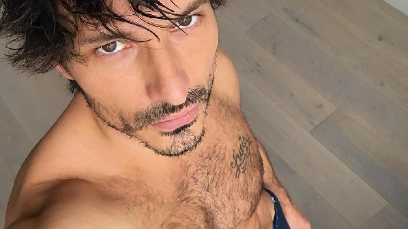 Andrés Velencoso desafía al frío. El modelo se pasea cómodo por su casa y quiere mostrarlo a sus seguidores de Instagram. Así, vestido solo con unos boxer azul marino da los buenos días a sus fans.