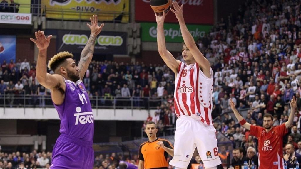 Dangubic con el balón ante Taylor.