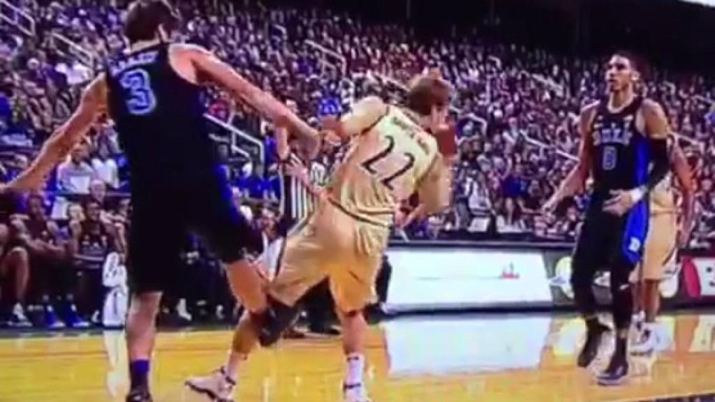 Grayson Allen zancadillea a un rival.