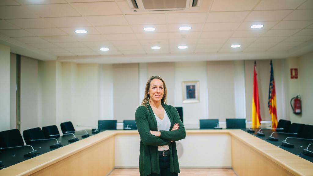 Eva María Naranjo, en el Salón de Plenos del Ayuntamiento de La Nucía.