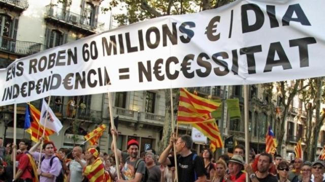 Manifestantes denunciando el supuesto maltrato fiscal que sufre Cataluña.