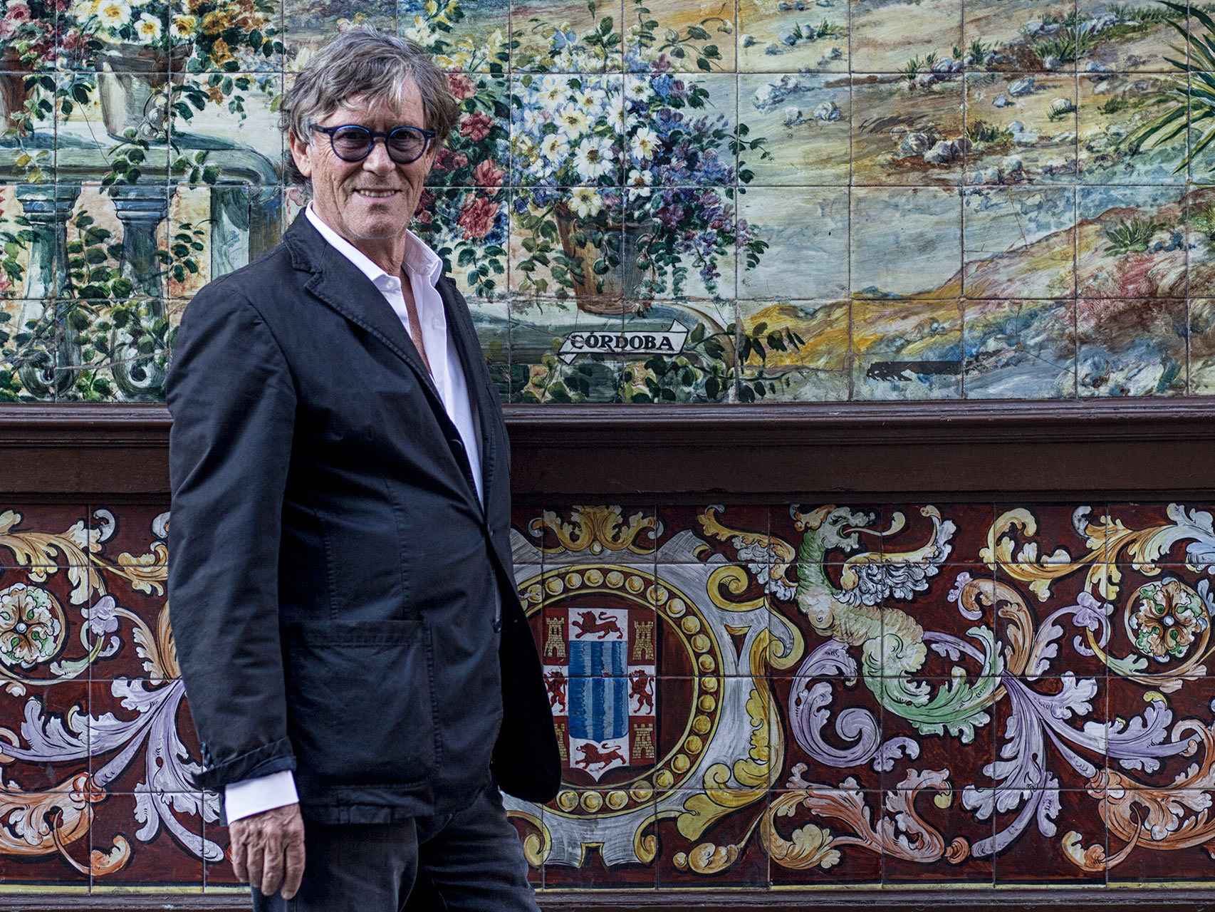 Simon Casas, en la fachada del Villa Rosa.