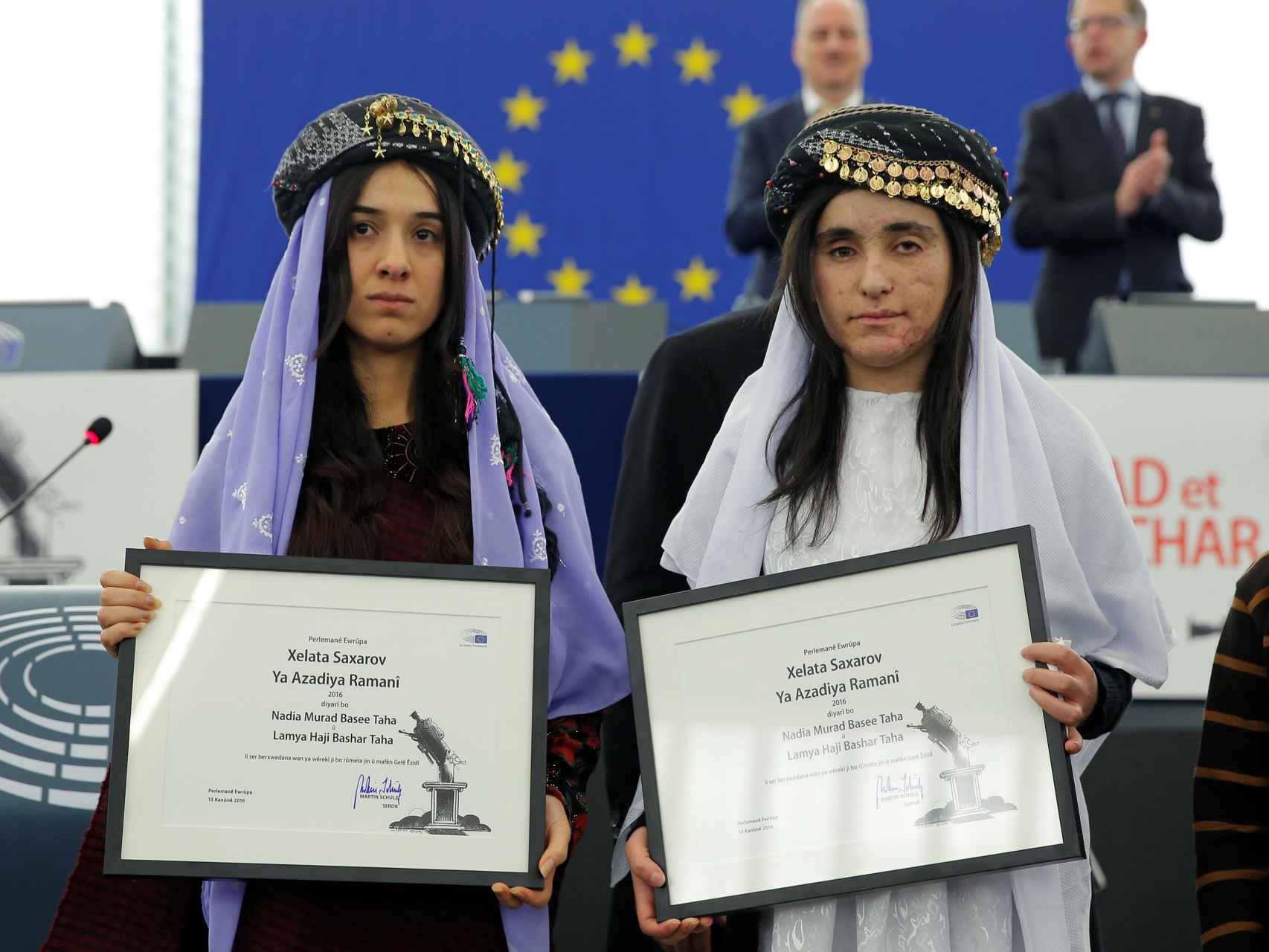 Nadia y Lamiya posan con el Premio Sájarov 2016 en Estrasburgo.