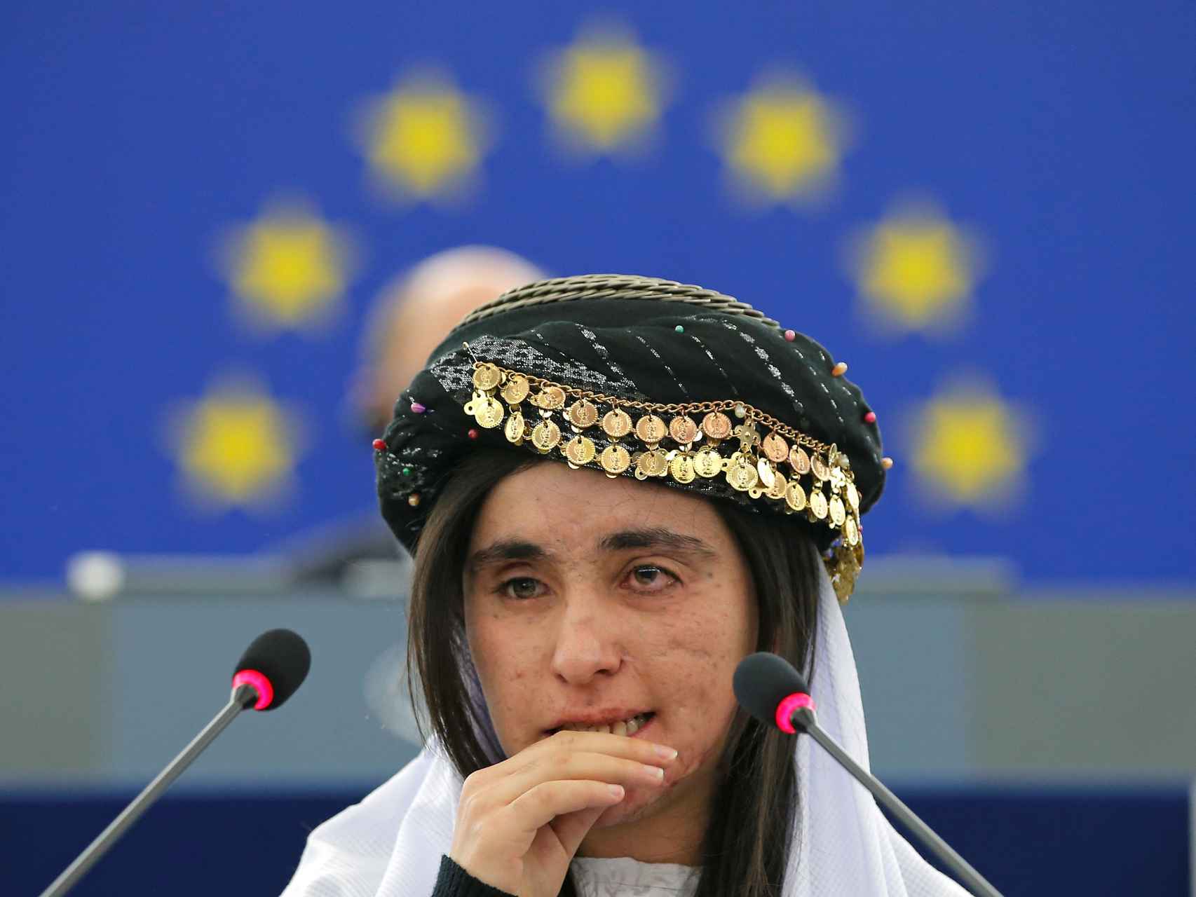 Lamiya visiblemente emocionada al dirigirse al Parlamento Europeo durante la entrega del Premio Sájarov en Estrasburgo.