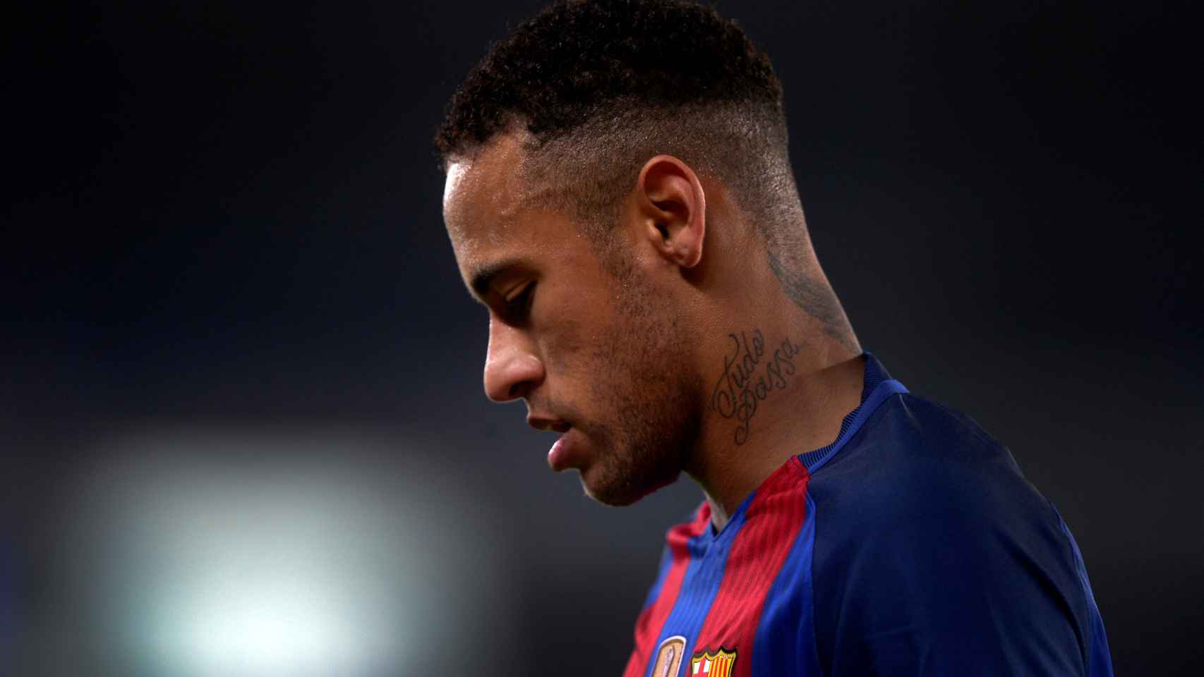 Neymar se lamenta en un partido con el Barcelona.