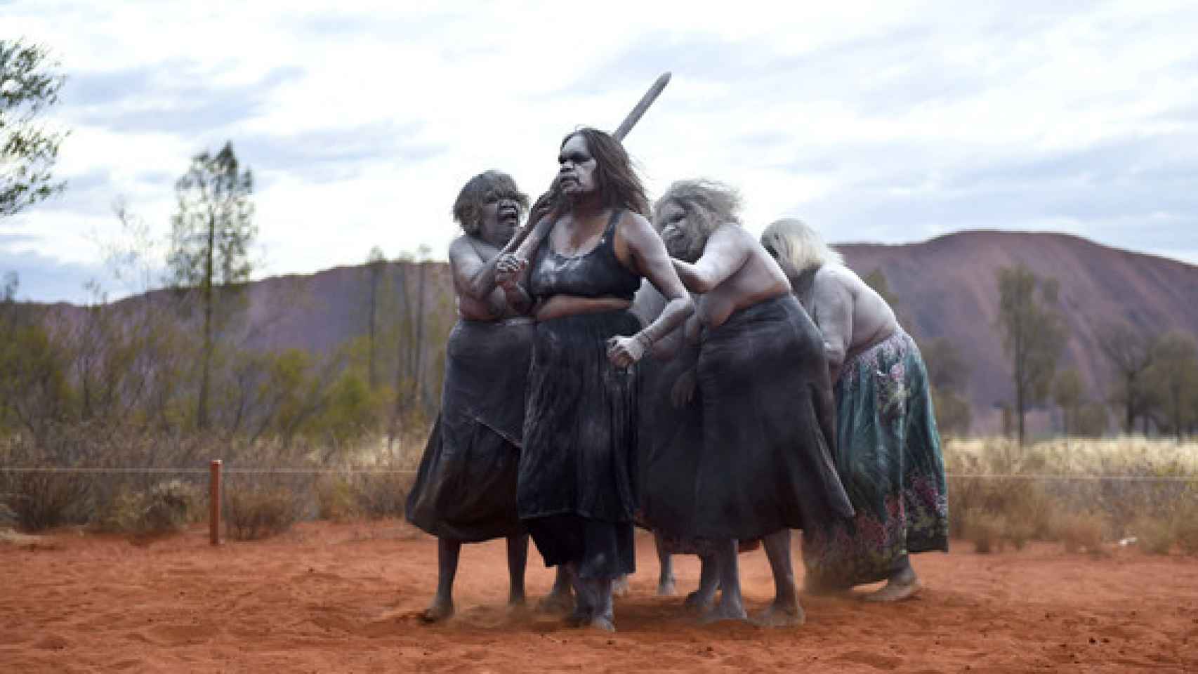 El tradicional baile de una mujer de la región de Uluru en el norte de Australia.