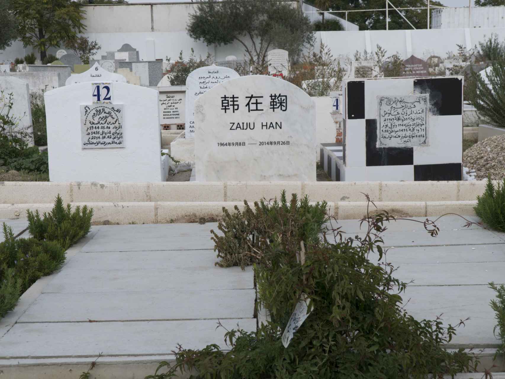 Algunas de las lápidas del cementerio de Griñón (Madrid).