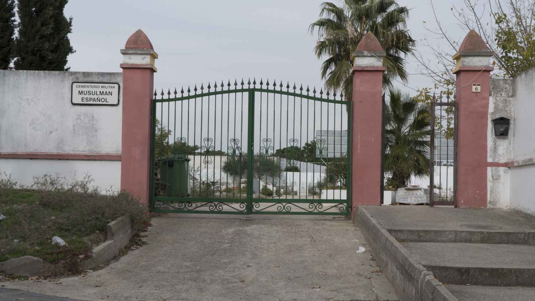El exterior del cementerio musulmán de Griñón.