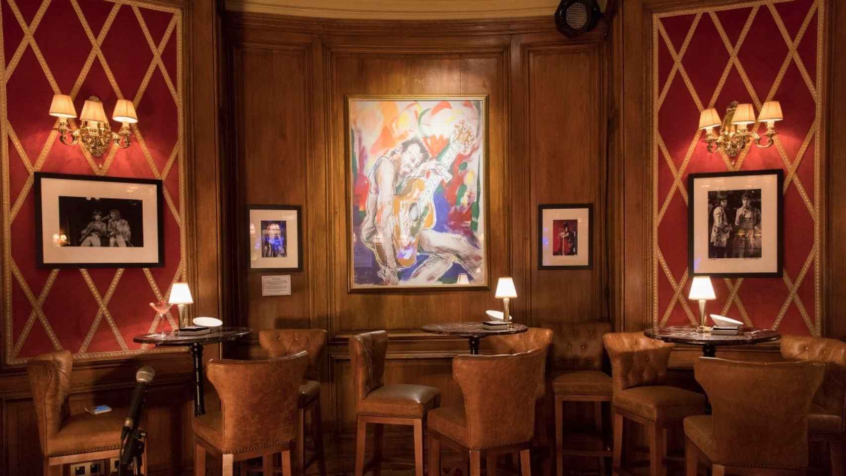 El Bluesman Cocktail Bar lo preside un cuadro pintado por Ronie Wood, de los Rolling Stones, cliente del local