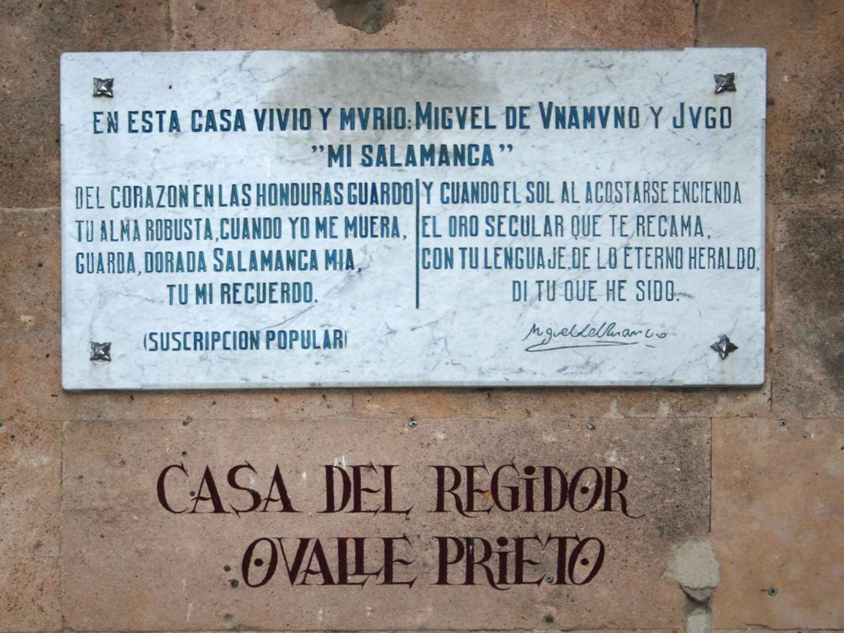 La lápida que se instaló, con versos unamunianos, en la fachada de la casa donde vivió y murió, en la calle Bordadores.