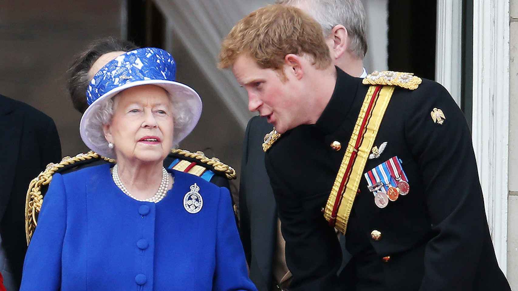 La reina de Inglaterra con su nieto Harry