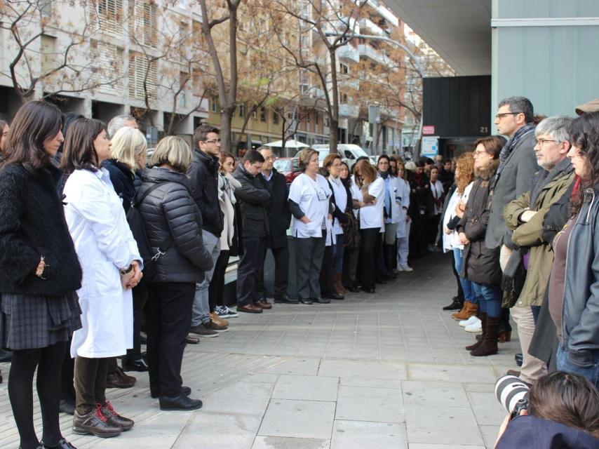 Minuto de silencio convocado en el CAP Montnegre como repulsa al asesinato de Victòria Bertran.