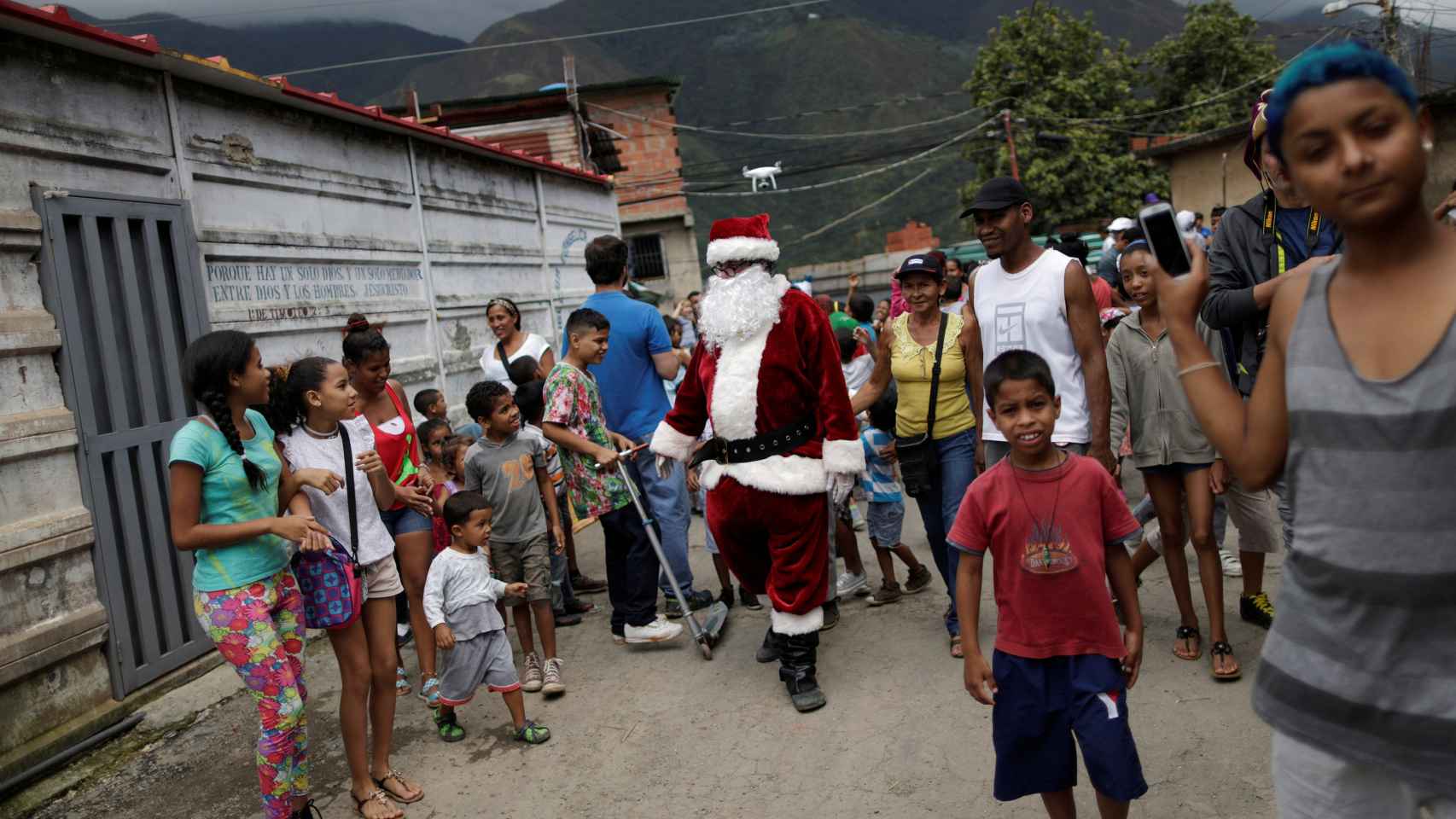Papá Noel visita una zona deprimida de Caracas.