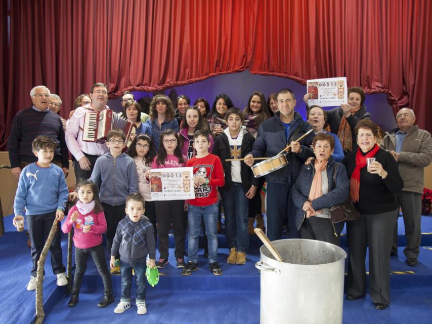 Algunos de los habitantes del pueblo salieron a celebrar el premio también en la mañana del viernes