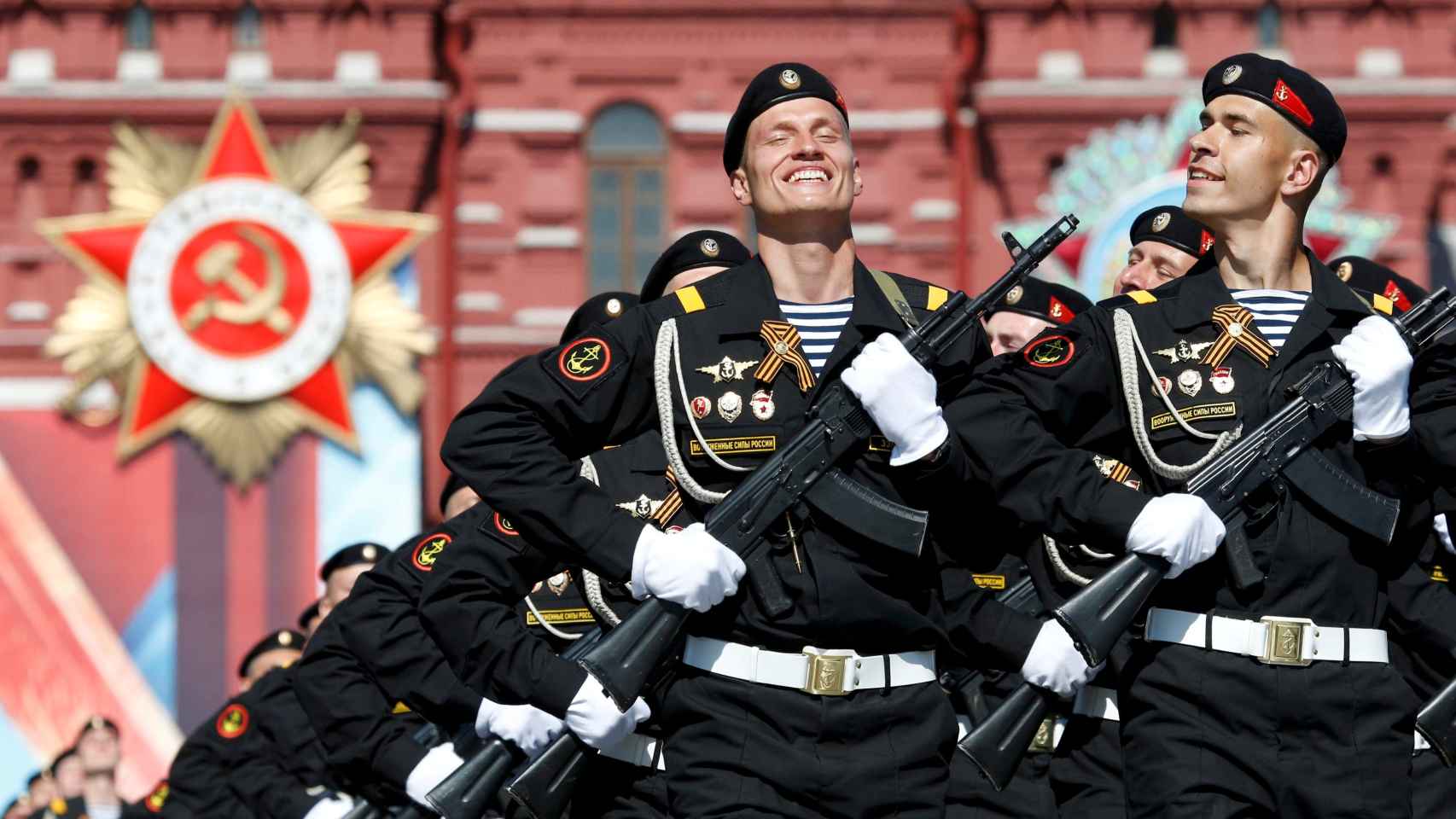 Soldados rusos desfilan por la Plaza Roja de Moscú.