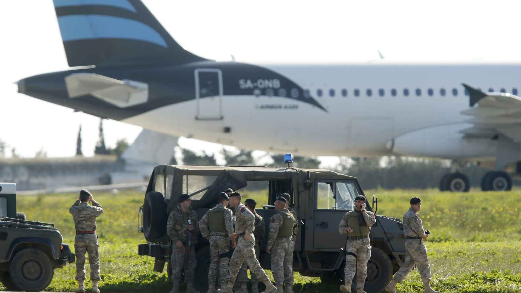 Tropas maltesas frente al avión supuestamente secuestrado.