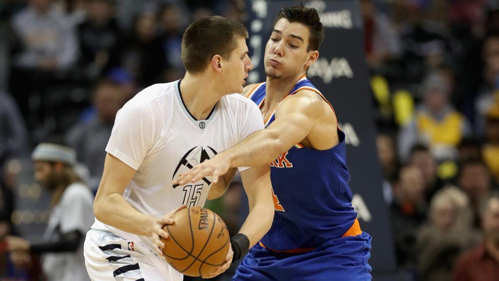 Willy Hernangómez en plena defensa a Nikola Jokic.