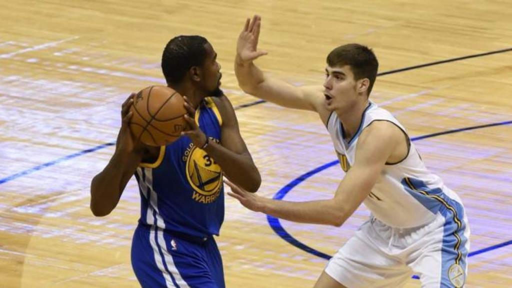 Juancho Hernangómez defendiendo a Kevin Durant con los Denver Nuggets.