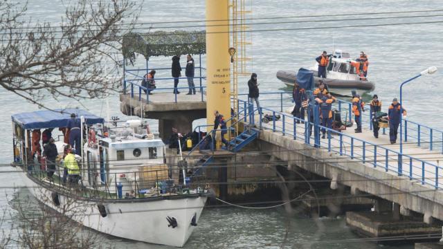 Servicios de emergencias rusos trabajan cerca de la zona del siniestro