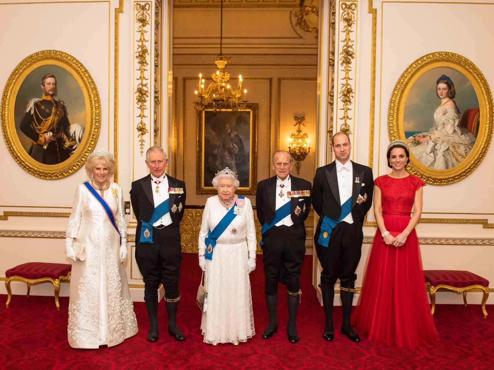 Tres generaciones de la Familia Real británica en una imagen oficial.