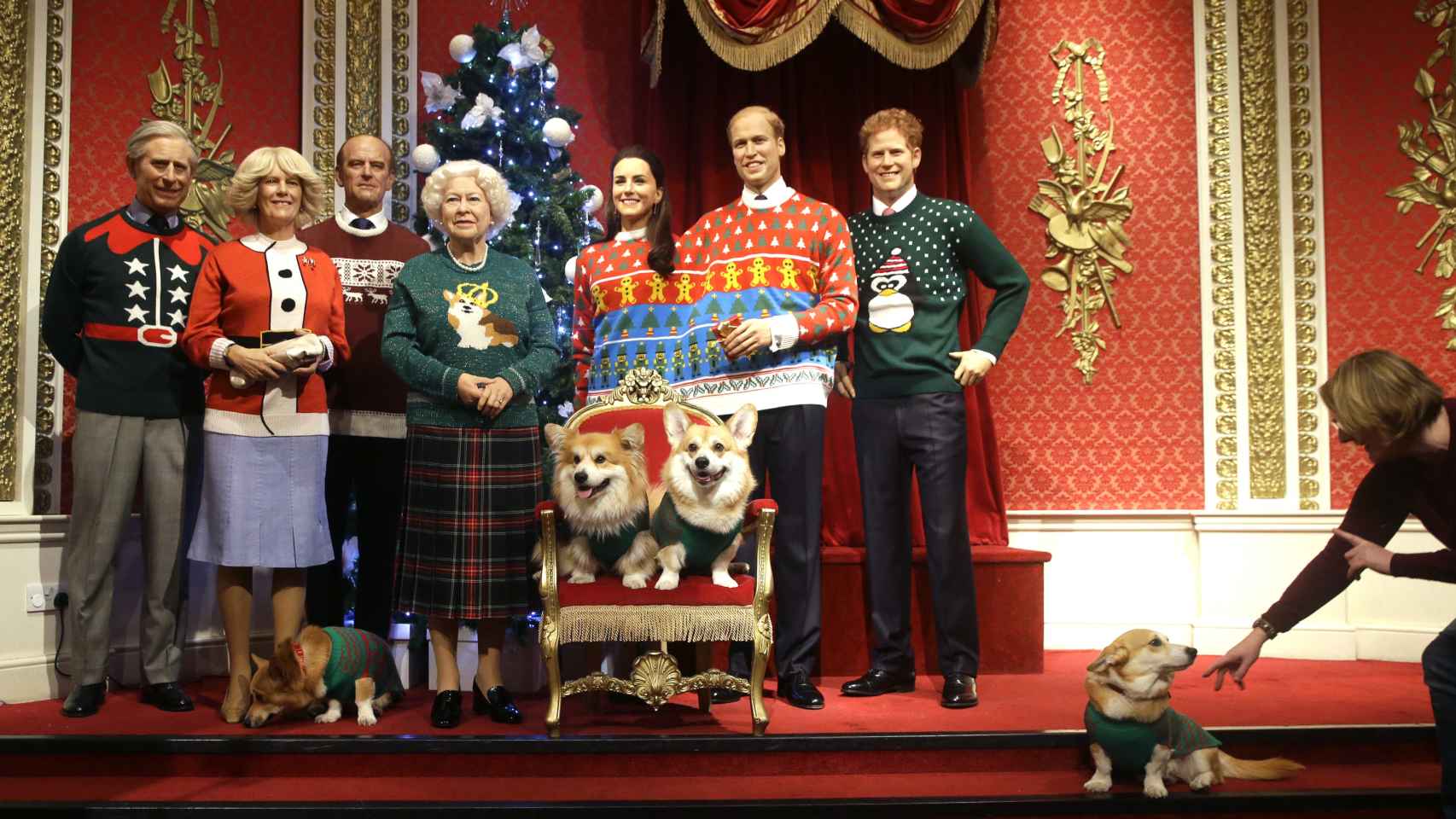 Las figuras de cera de la Familia Real británica son este año de lo más navideño.