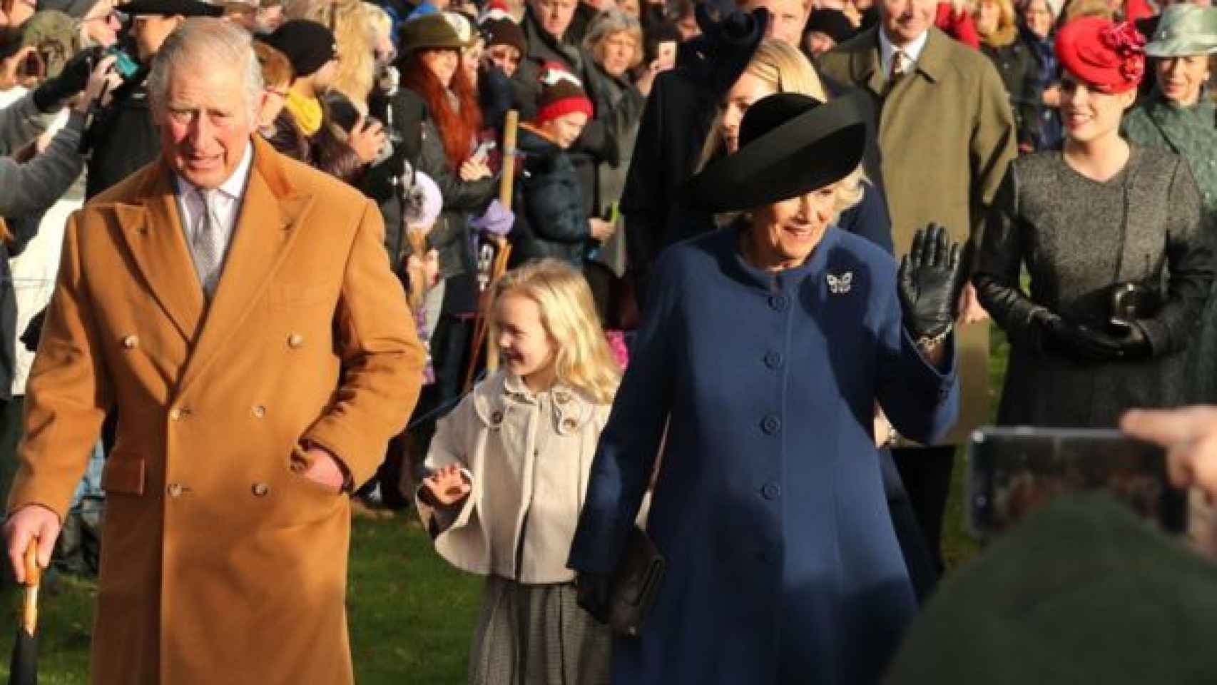 El príncipe Carlos junto Camila, este domingo tras la misa de Navidad.