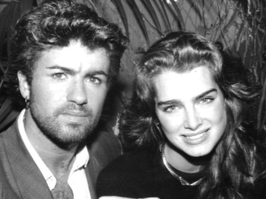 Brooke Shields junto al artista británico