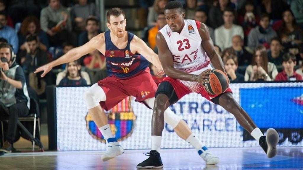 Víctor Claver defendiendo a Awudu Abass, del Milán.