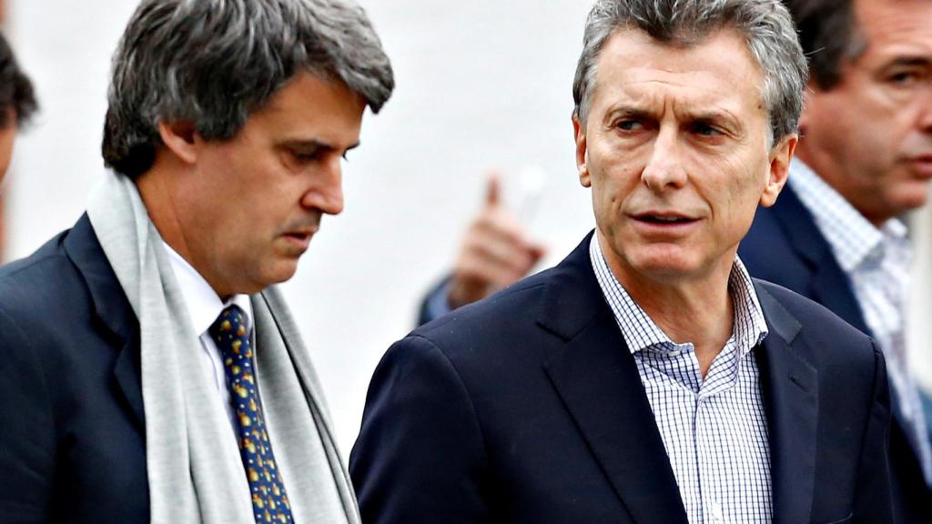 El presidente argentino Mauricio Macri junto al exministro de Hacienda, Alfonso Prat-Gay.