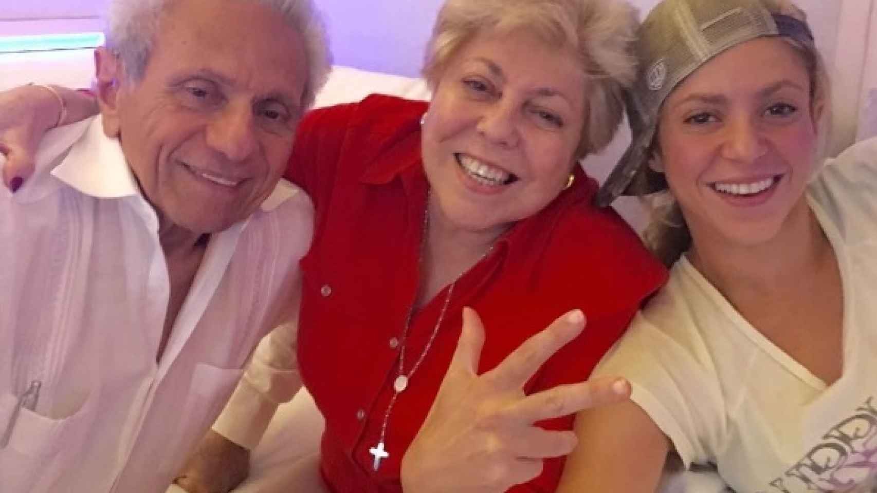 Shakira junto a sus padres, William Mebarak y Nidia del Carmen Ripoll.
