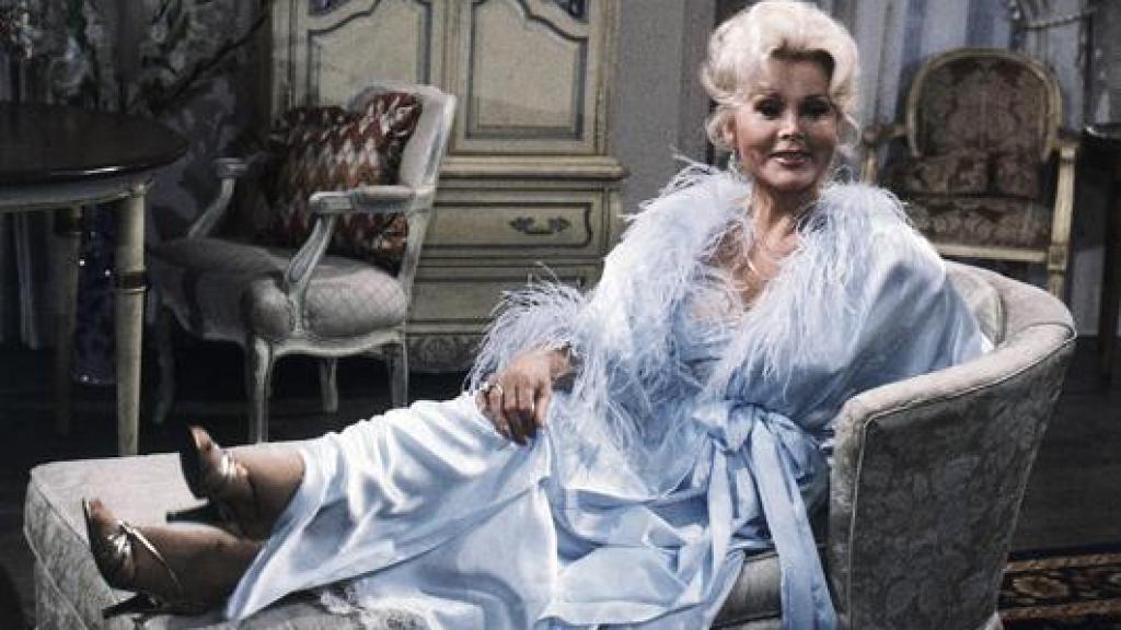 Zsa zsa Gabor, posa provocativa en su casa