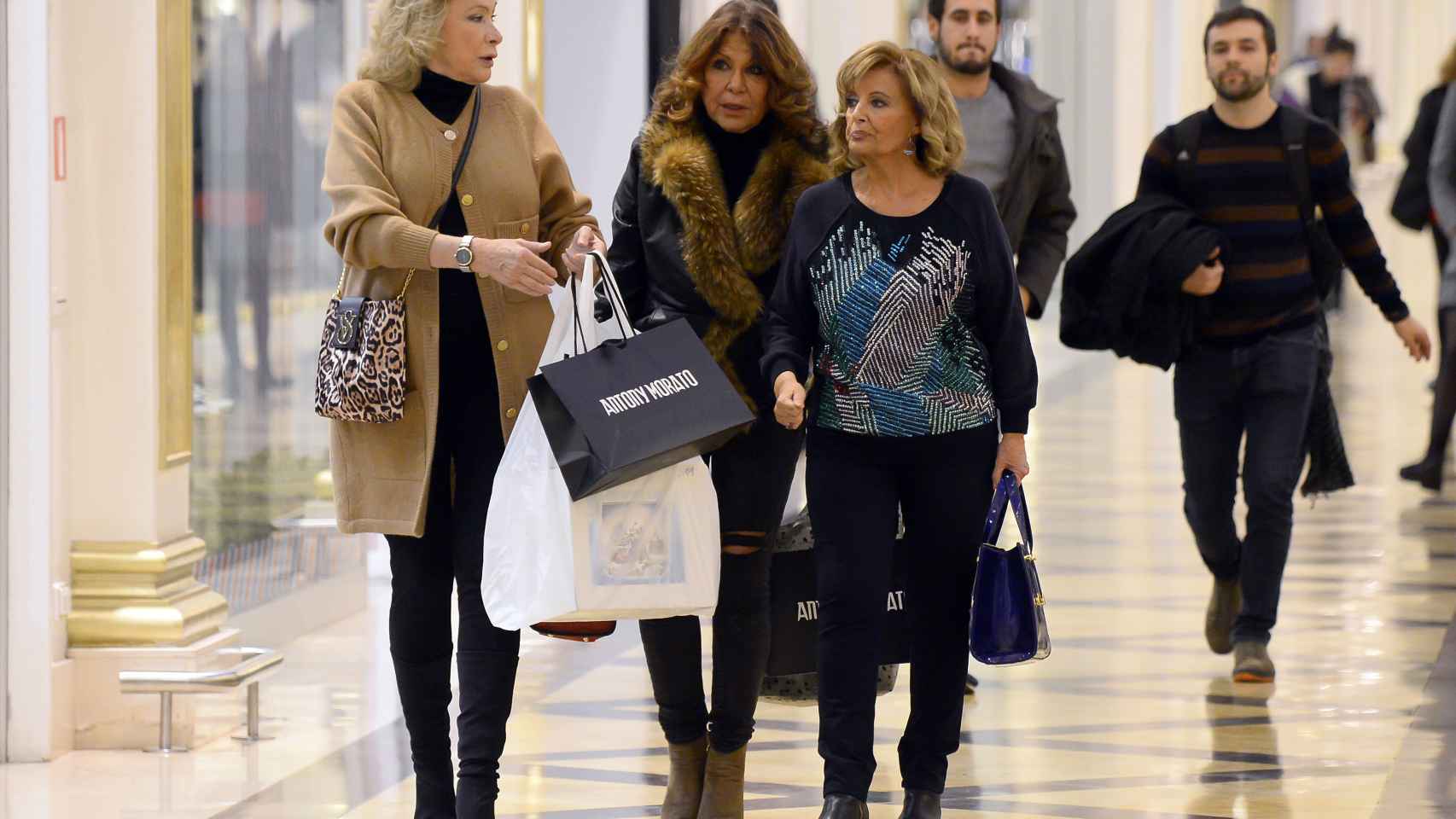 María Teresa con sus dos amigas de compras durante el reality