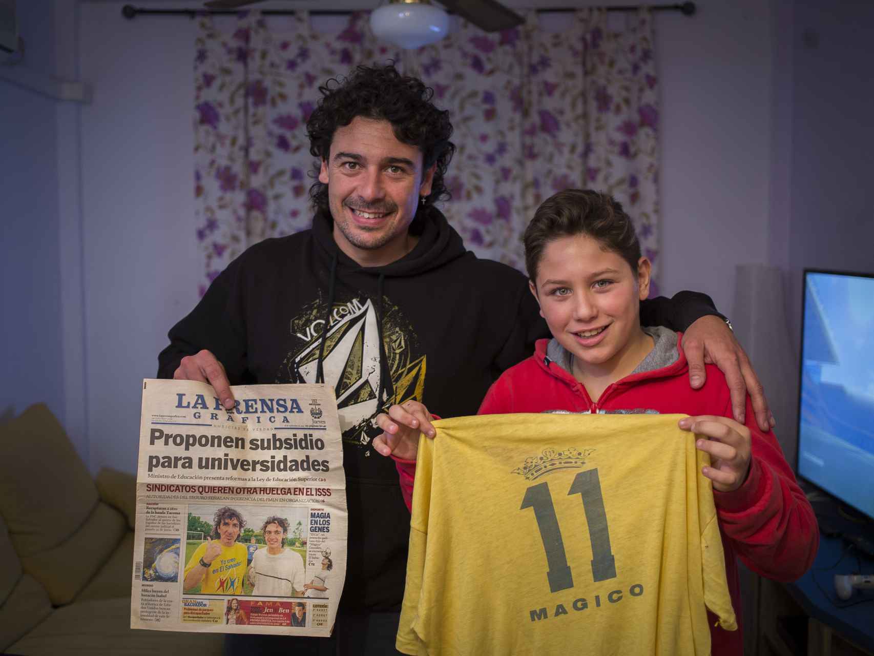Jorge Junior y Aitor (hijo y nieto del salvadoreño) en su casa de Chiclana, donde guardan muchos recuerdos en forma de recortes de periódico, fotos o camisetas del astro centroamericano.
