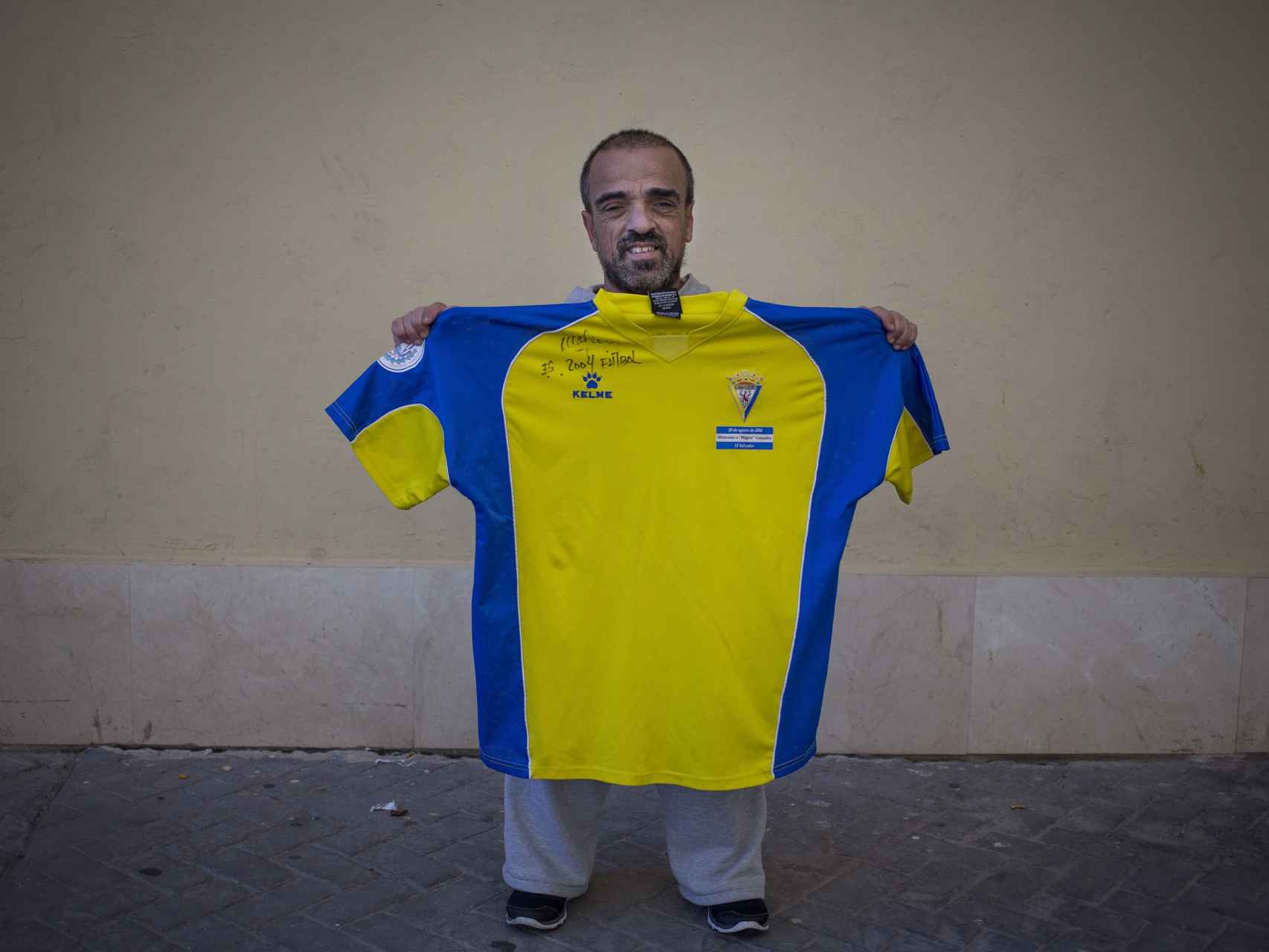 Emilio Ramírez posa con la camiseta que El Mago le firmó en 2004, cuando viajó hasta El Salvador para participar en el homenaje al futbolista.