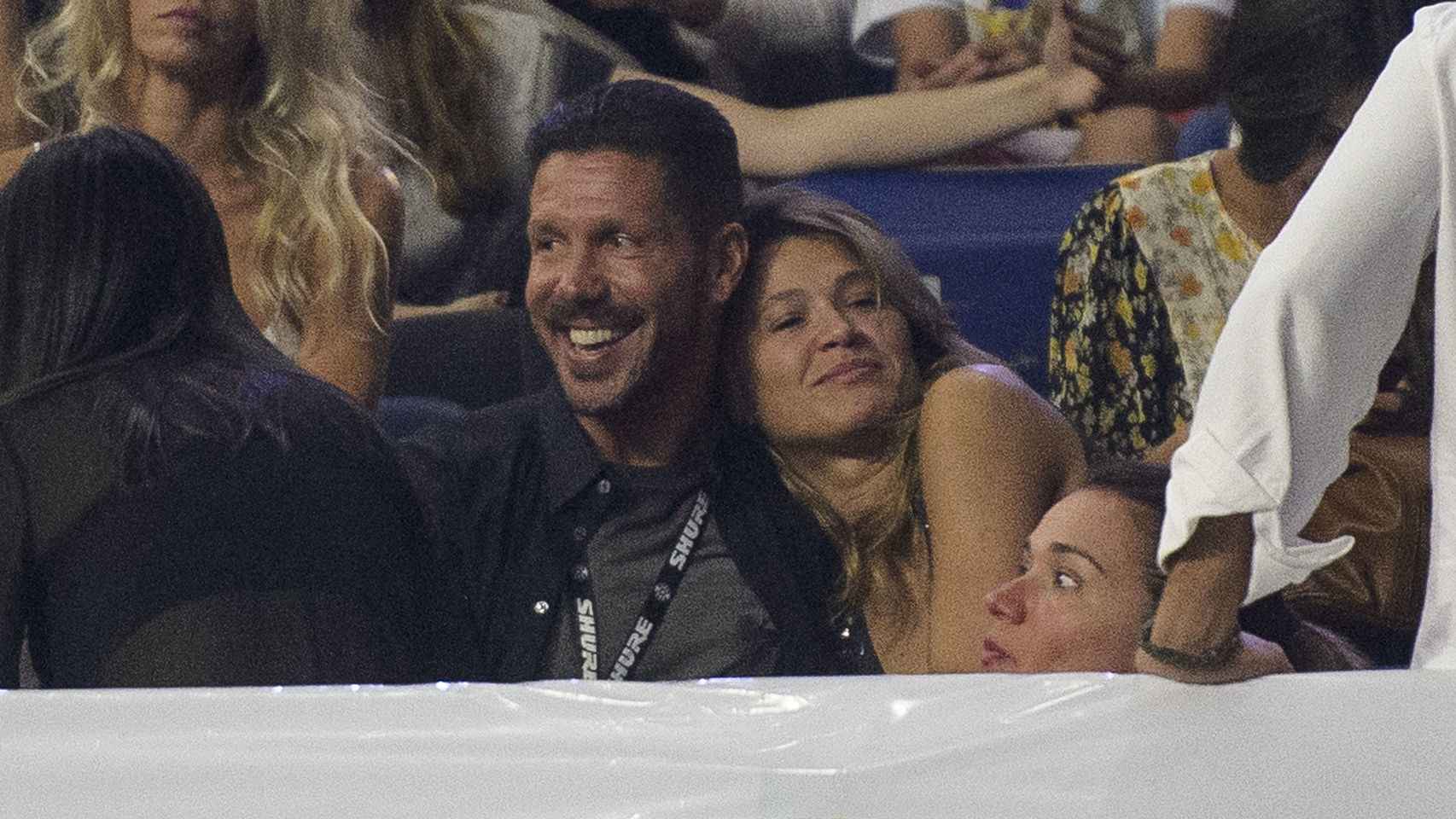 El ‘Cholo’ Simeone y Carla Pereyra durante un partido de fútbol.