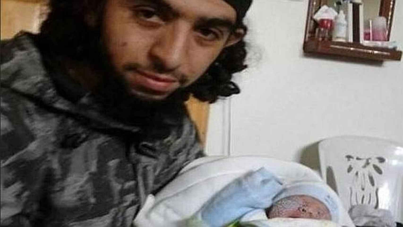 El yihadista posa junto a su hijo recién nacido.