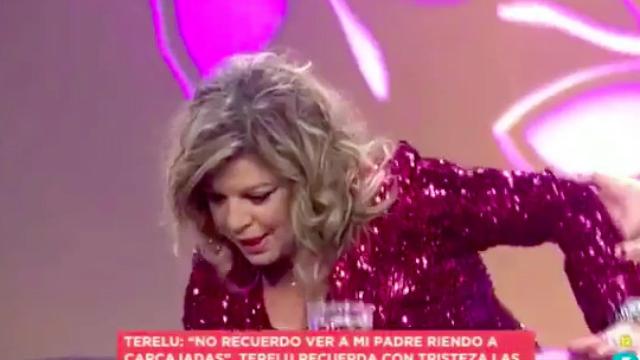 El momento de la noche: Terelu Campos se cae de la silla en directo