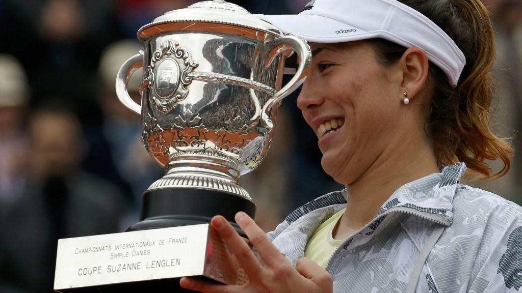 Garbiñe Muguruza posa con el trofeo del Roland Garros 2016