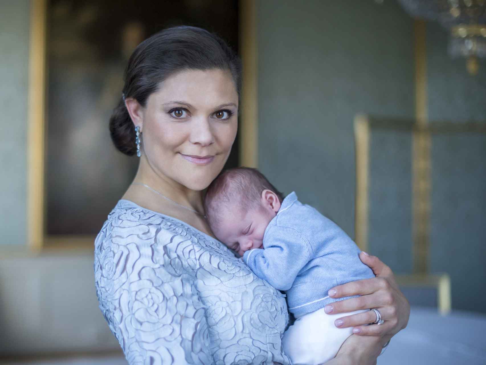 Victoria de Suecia posa con su hijo Oscar en una imagen oficial de la Casa Real.