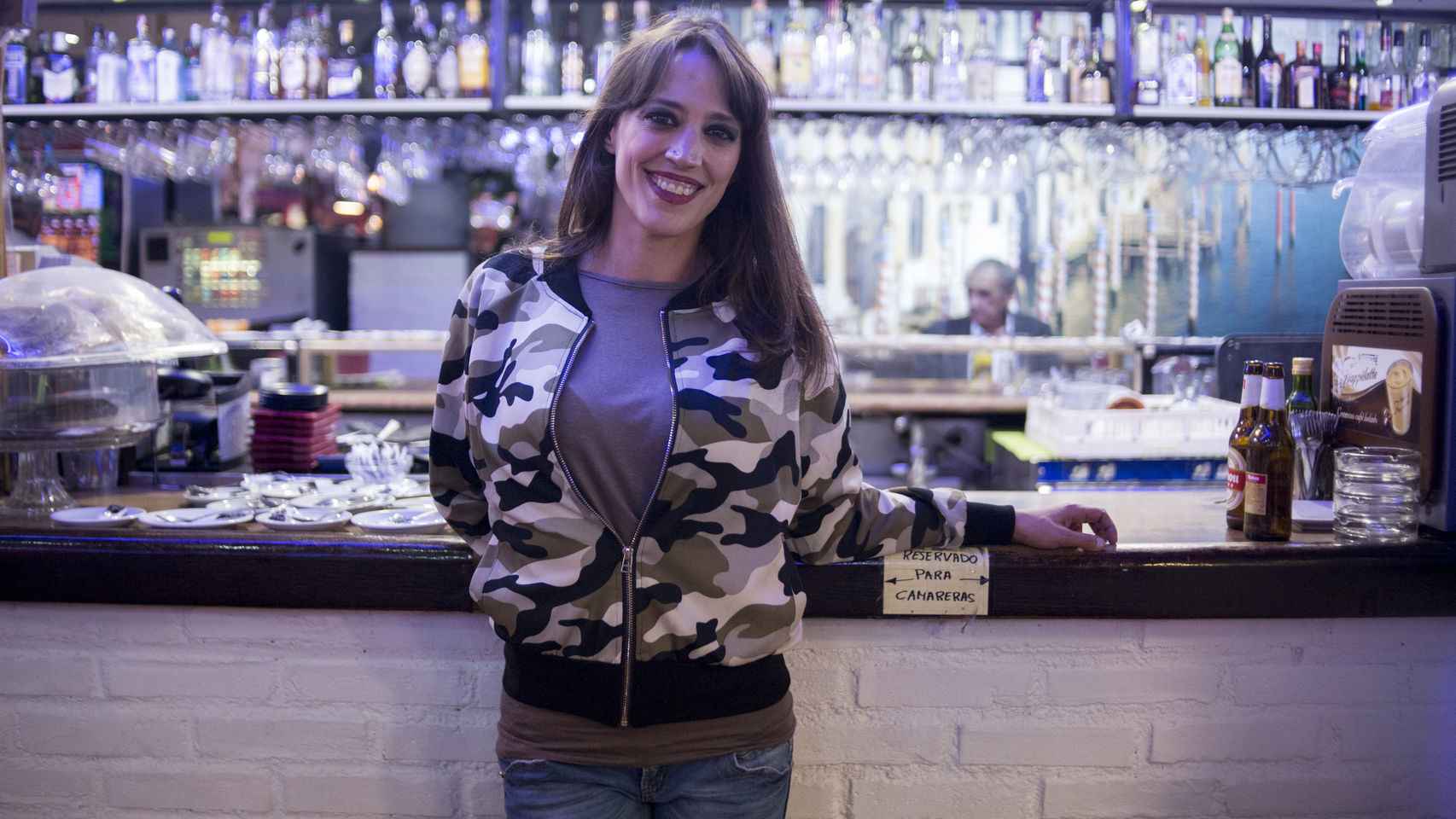 Bea en la cafetería donde trabaja en Getafe