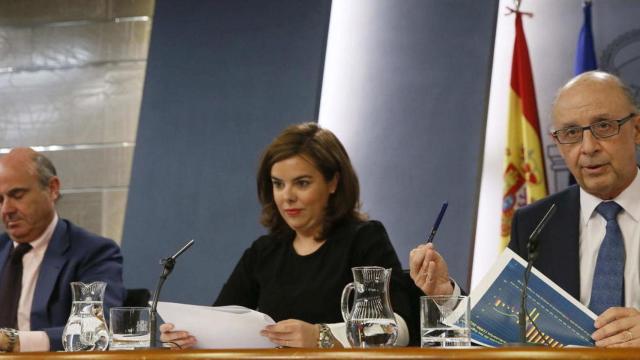 Soraya Sáenz de Santamaría, Luis de Guindos y Cristóbal Montoro tras un consejo de ministros.