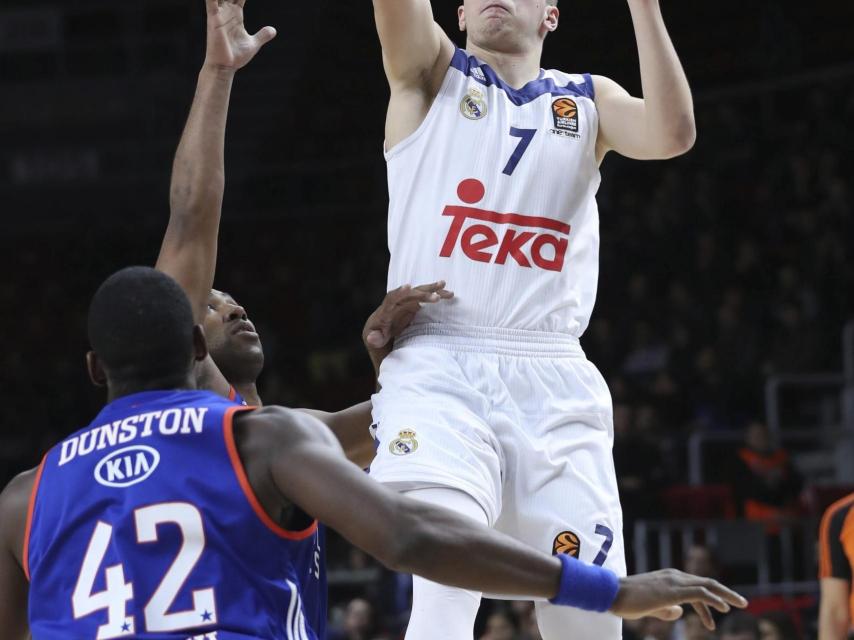 Luka Doncic intenta anotar ante el Anadolu Efes.