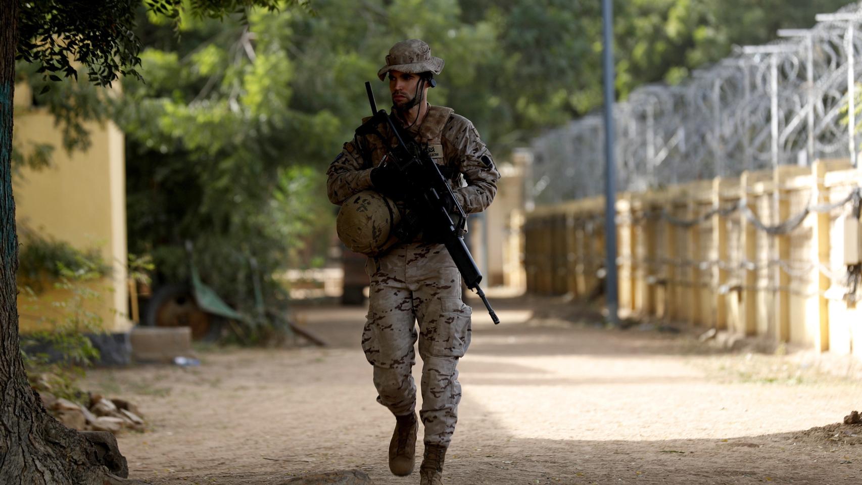 Un soldado español patrulla en la base militar de Koulikoro, en Mali.