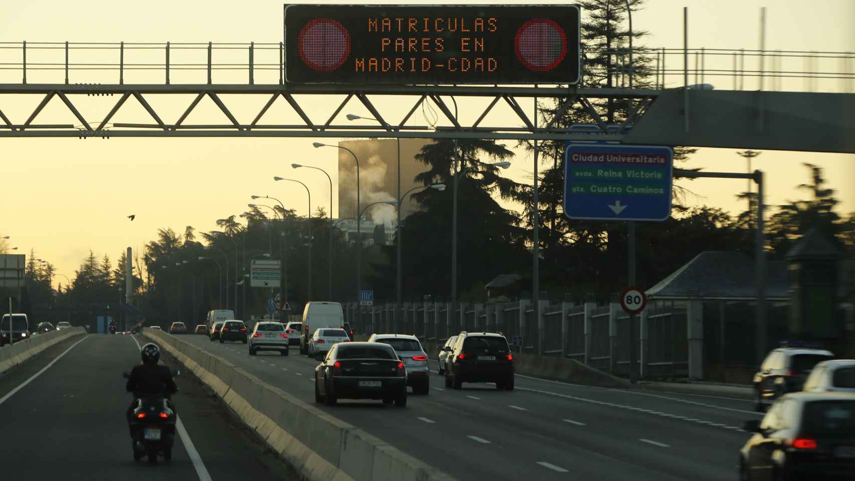 Un panel luminoso anunciando las restricción en el tráficio en la A-6 a la altura de Moncloa.