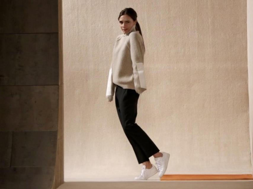 Victoria Beckham solo aguantó un mes en zapatillas deportivas.