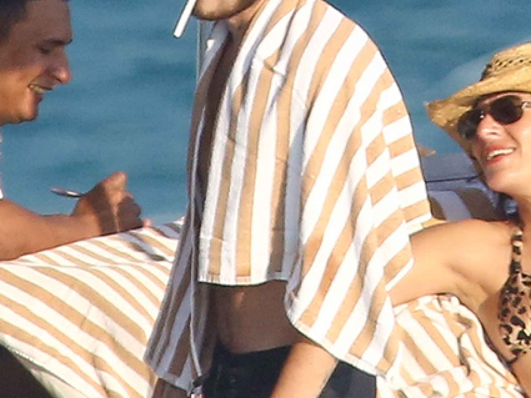 Liam con un cigarro en los labios.