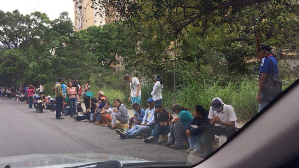 Colas kilométricas el día que llega papel higiénico a los comercios de Caracas