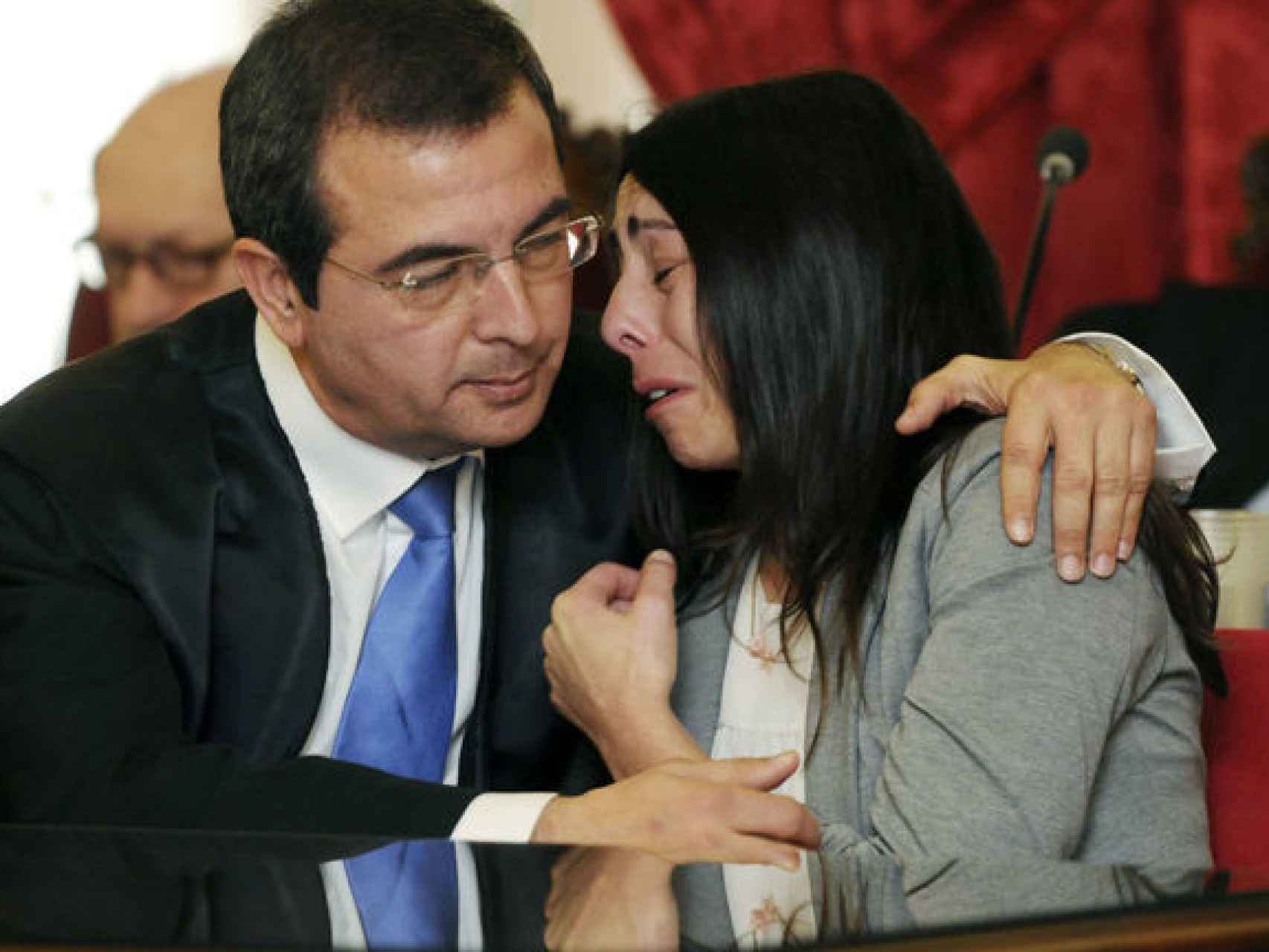 Raquel Gago abraza a su abogado durante el juicio.