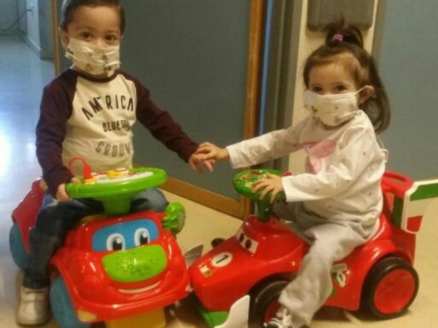 Paula y su hermano Yeray en los pasillos del Hospital de La Paz.