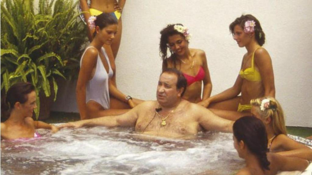 Jesús Gil, en el jacuzzi rodeado de mujeres.